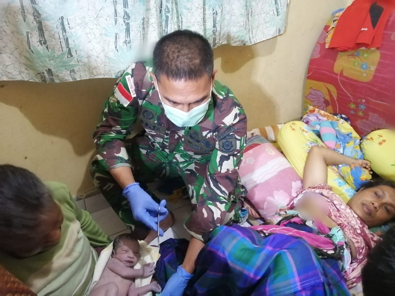 Bantu Proses Persalinan Darurat di Papua, Satgas Yonif MR 413 Sematkan Nama Bremoro untuk Sang Bayi Tampan