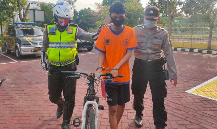 Sambil Menuntun Sepeda Curian, Rendy Digiring ke Mapolsek Lakarsantri