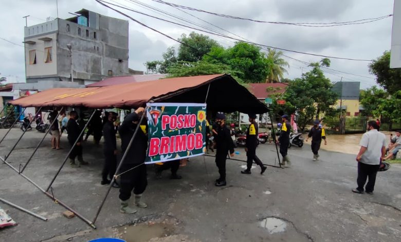 Brimob Batalyon B Bantu Evakuasi Warga Korban Banjir