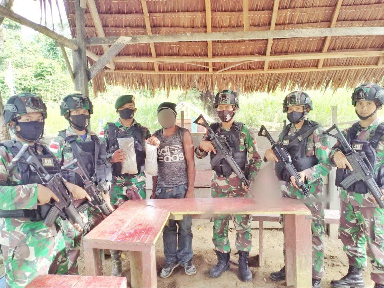 Gelar Sweeping di Jalur Utama Perbatasan RI-PNG, Satgas Yonif MR 413 Kostrad Gagalkan Penyelundupan 1 Kilogram