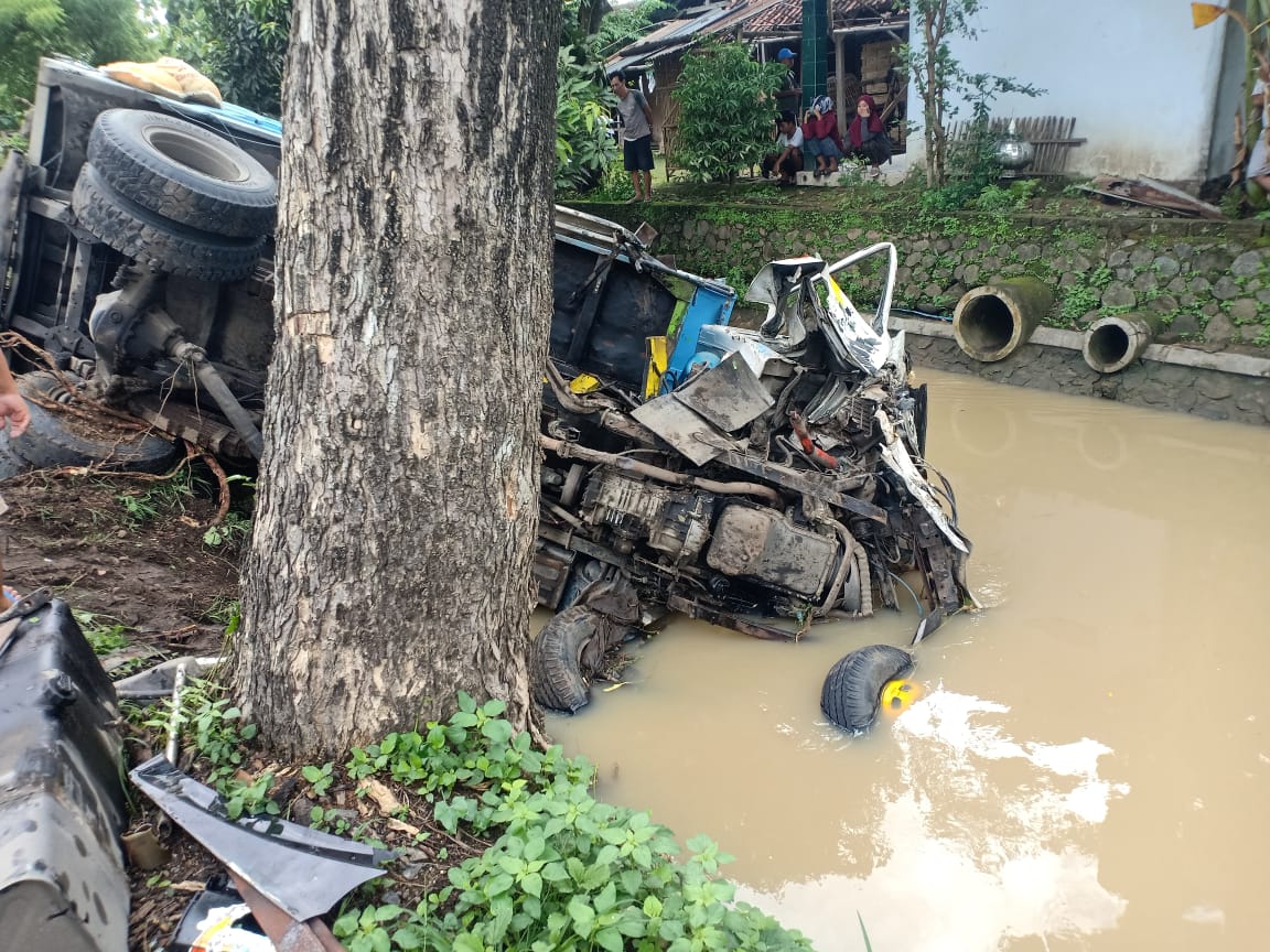 Hindari Sepeda Motor, Truk Banting Kemudi Masuk Sungai