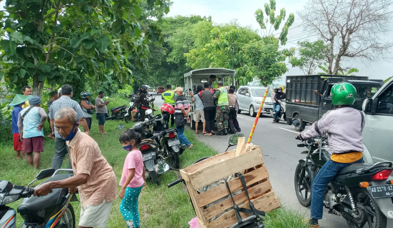 Diduga Mengantuk, Hatchback Hantam Pemotor dan Masuk Sawah