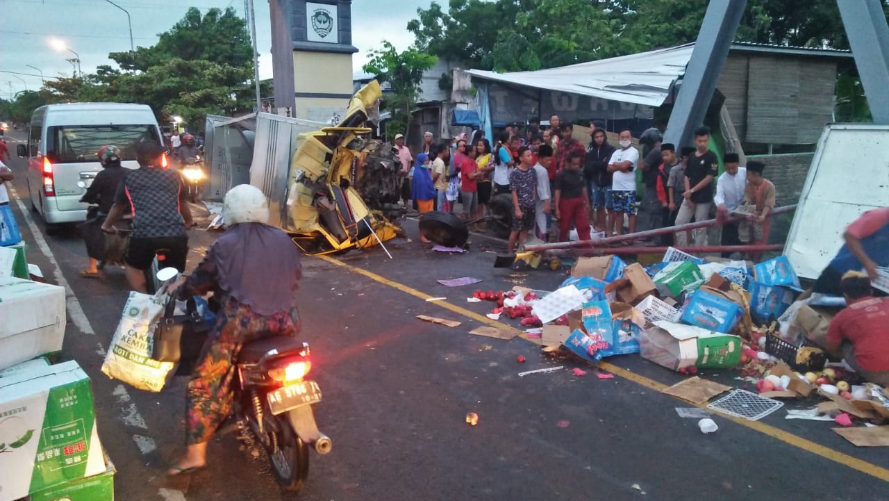 Diduga Mengantuk, Truk Bermuatan Buah Hantam Pagar Jembatan