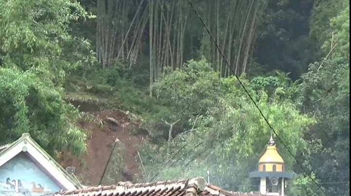 Tergerus Hujan, Bukit Gunung Lawu Setinggi 100 Meter Runtuh