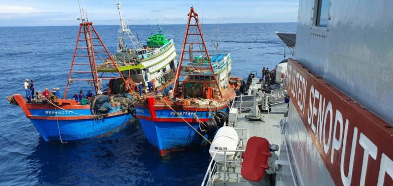 Dua Kapal Ikan Asing Berbendera Vietnam Maling Ikan di Perairan Natuna