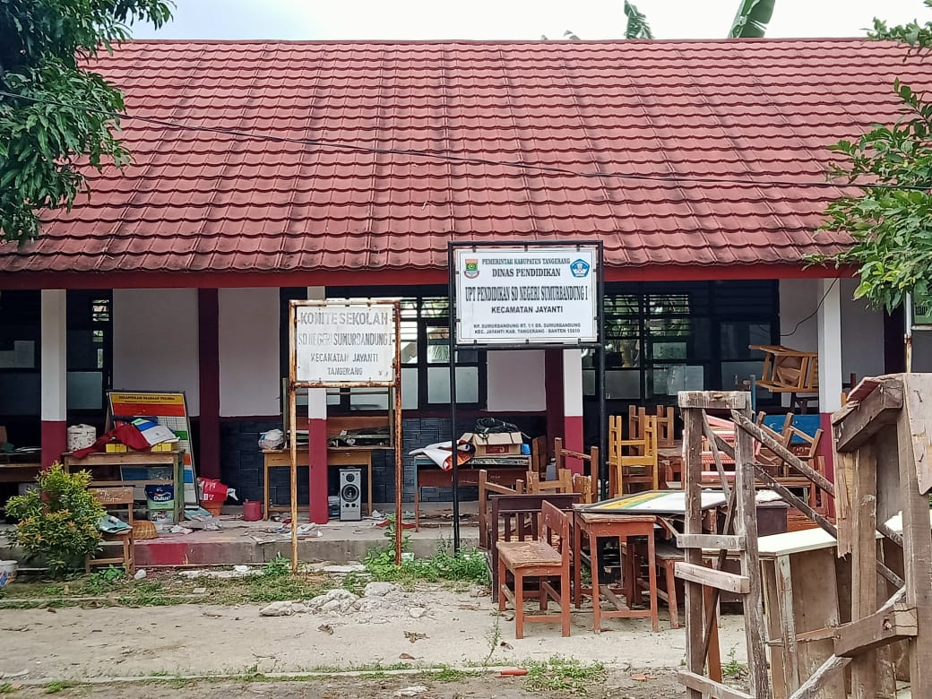 Pihak Sekolah SD Negeri Sumur Bandung 1 di duga jual Aset Sekolah kepada Warga berupa Material bekas 