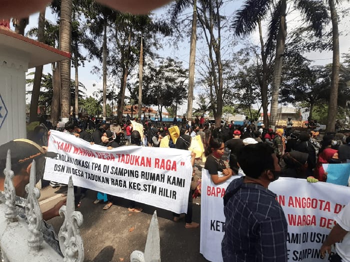 Ratusan Warga Geruduk Kantor Bupati Deli Serdang