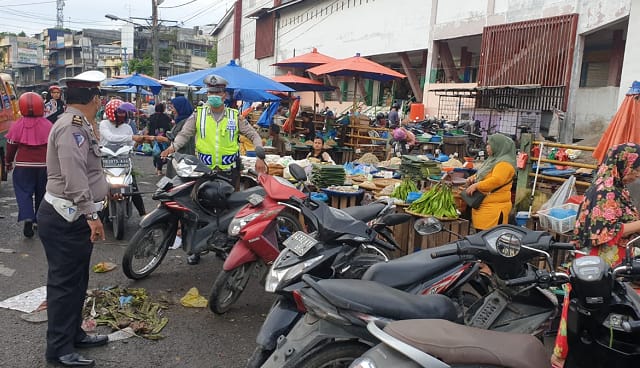 Mengganggu Fasilitas Jalan Umum, Pedagang Kaki Lima Ditertibkan