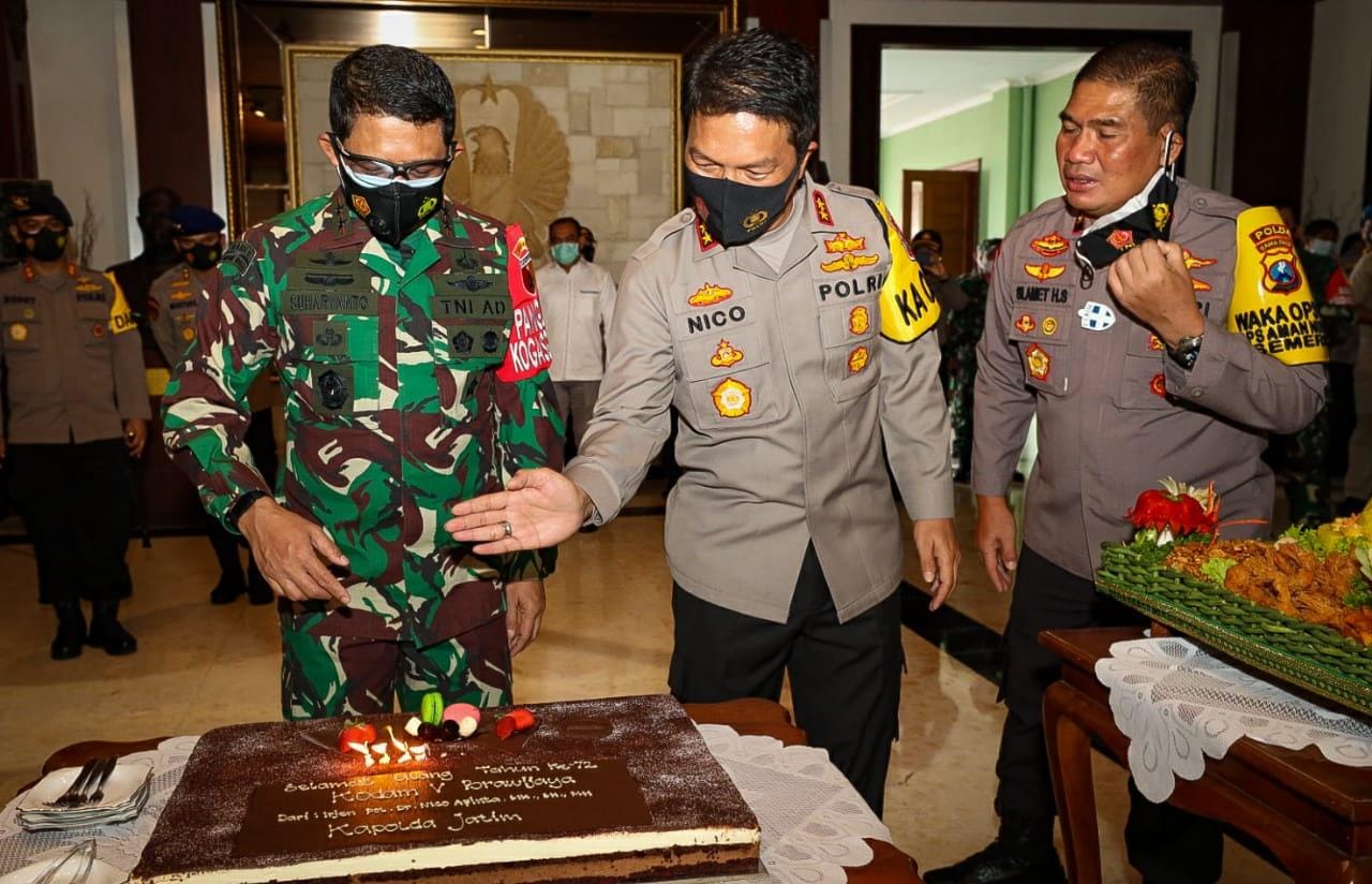 Hut Kodam V Brawijaya ke 72, Kapolda Jatim Beserta Jajaran Berikan Kejutan Cake dan Tumpeng