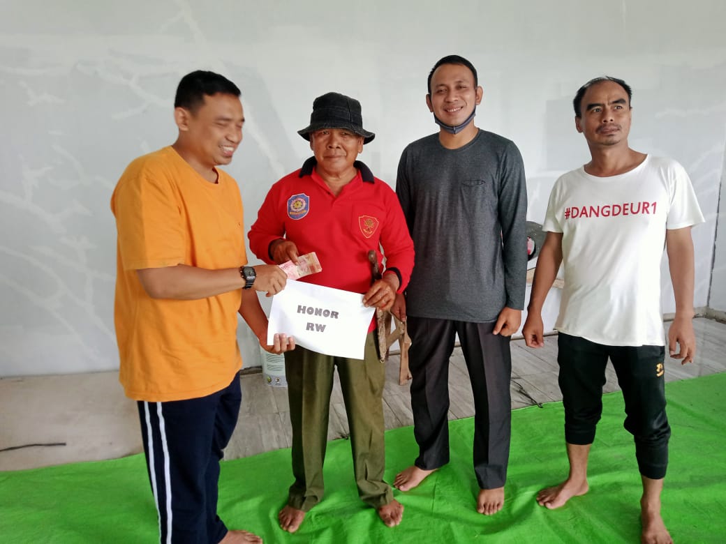 Kades Dangdeur Jayanti bagikan Insentif para Linmas di Kegiatan gotong royong