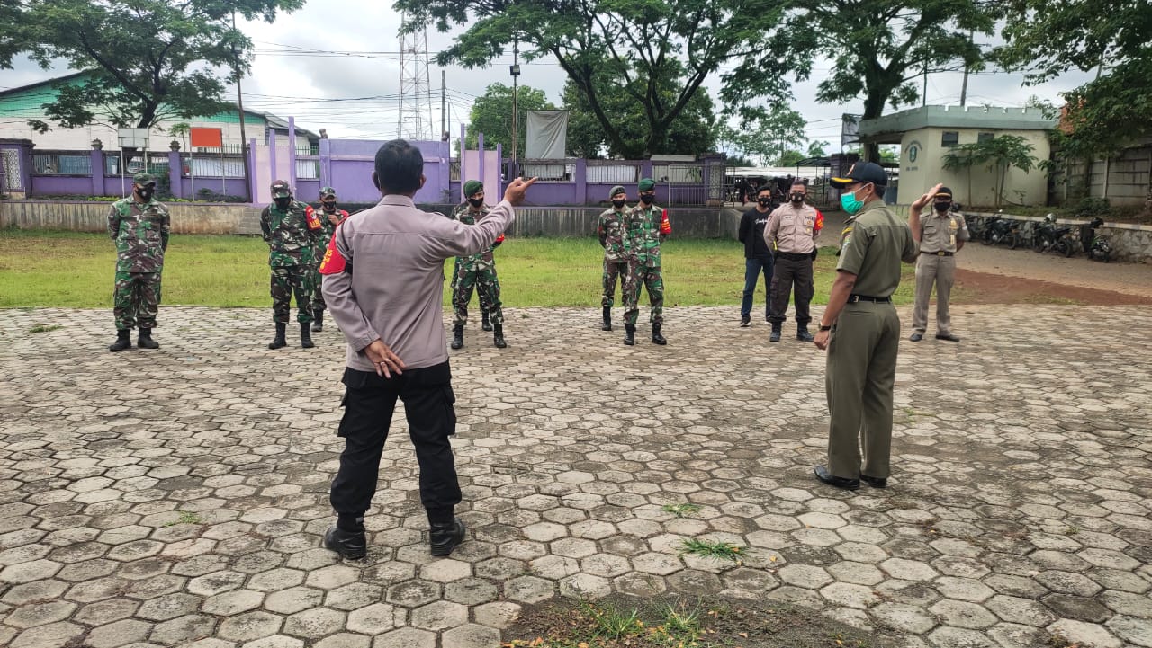 Sambut Libur Nataru Kapolsek Cisoka Lakukan Kegiatan War-war/ Sosialisasi Kepada Warga Terhadap Protokol Keseh