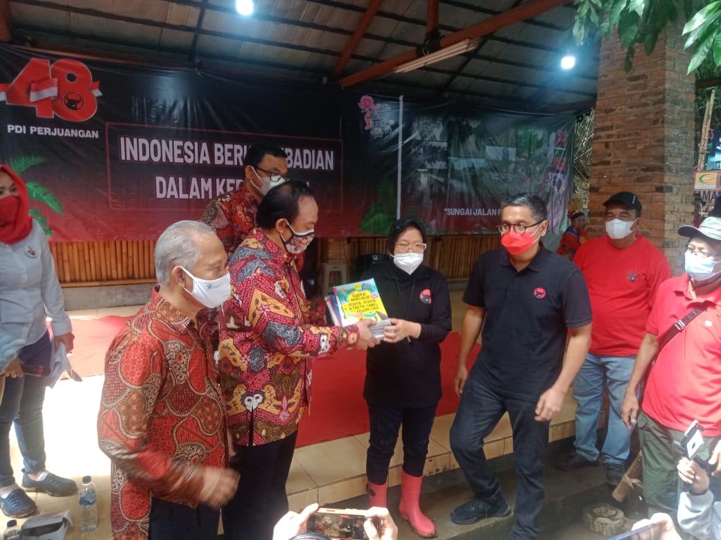 Hut PDI Perjuangan ke 48 Risma Giatkan Aksi Bersih Bersih di Ciliwung