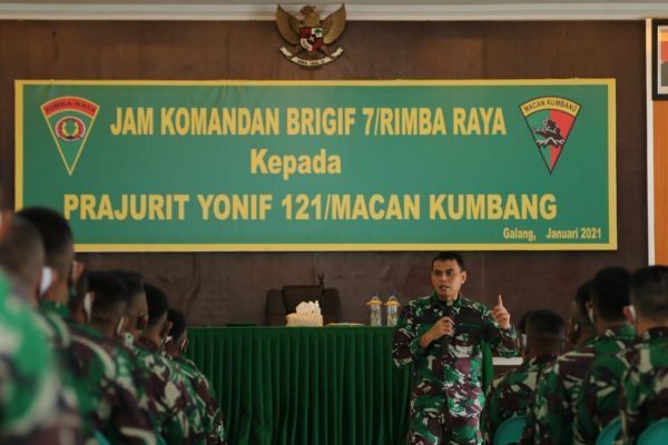 Danbrigif 7/Rimba Raya Berikan Jam Komandan Prajurit Yonif 121