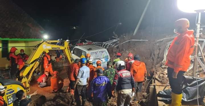 Longsor di Wilayah Desa Cihanjuang Kecamatan Cimanggung Sumedang