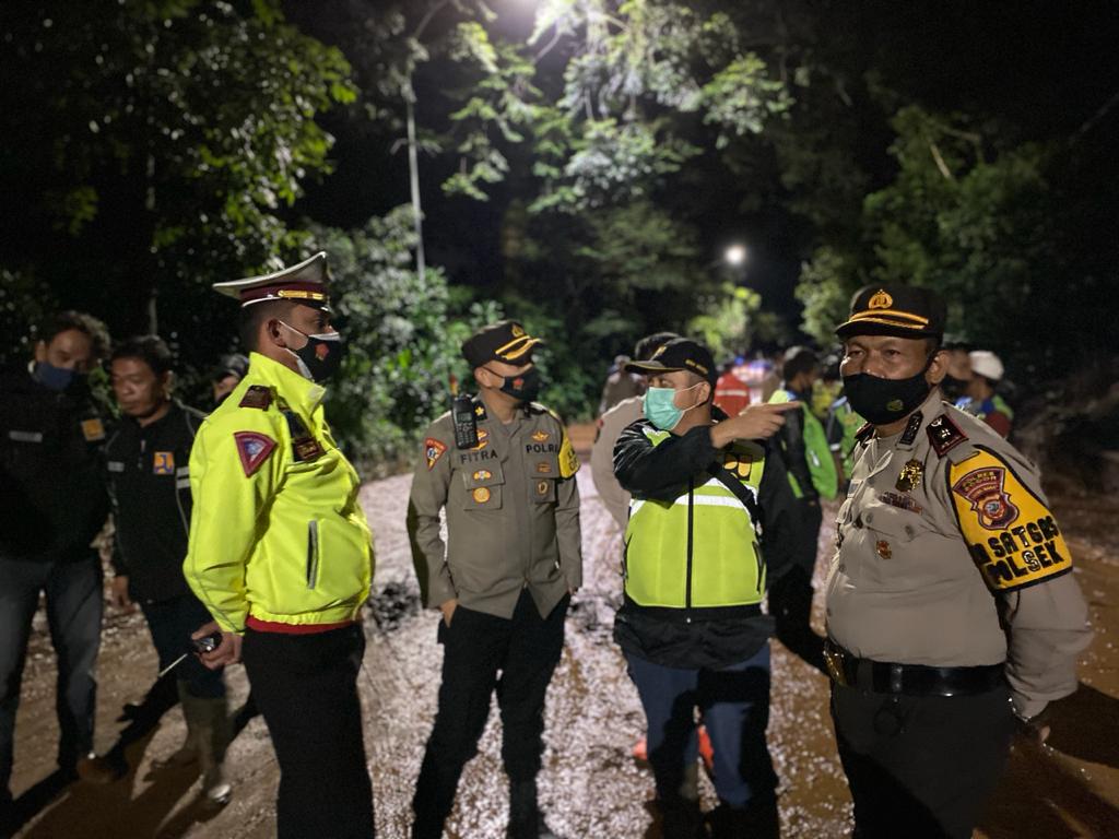 Kabag Ops Pimpin Penanganan Bencana Longsor di Puncak