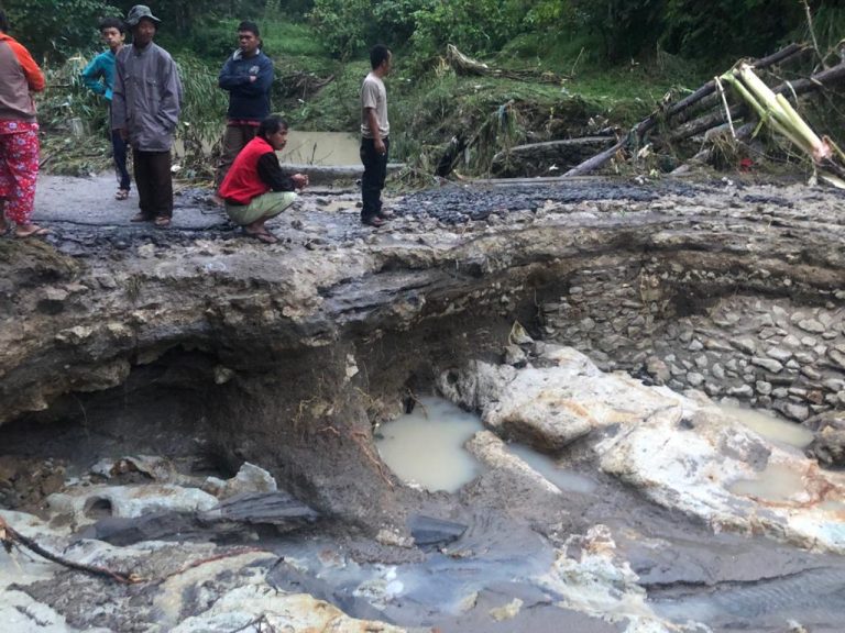 Akses Jalan Desa di Sekitar PTPN IV Simalungun Rusak Parah