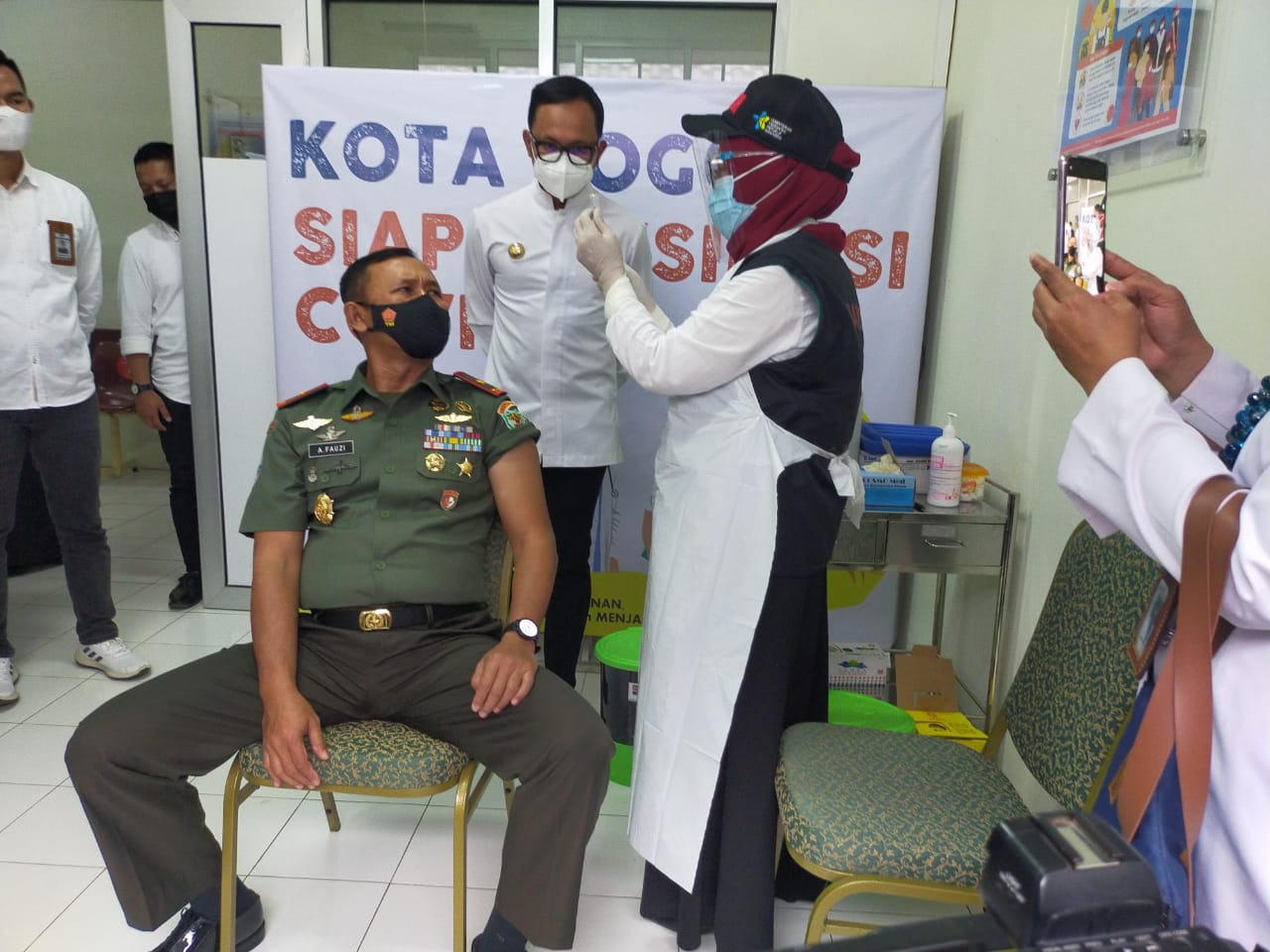 Danrem 061/SK Bersama Forkopimda Kota Bogor Laksanakan Vaksinasi Perdana di Kota Bogor