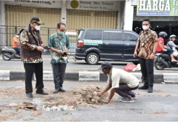 Pj Bupati Sidoarjo Geram Jalan di Kawasan Tropodo Rusak Parah