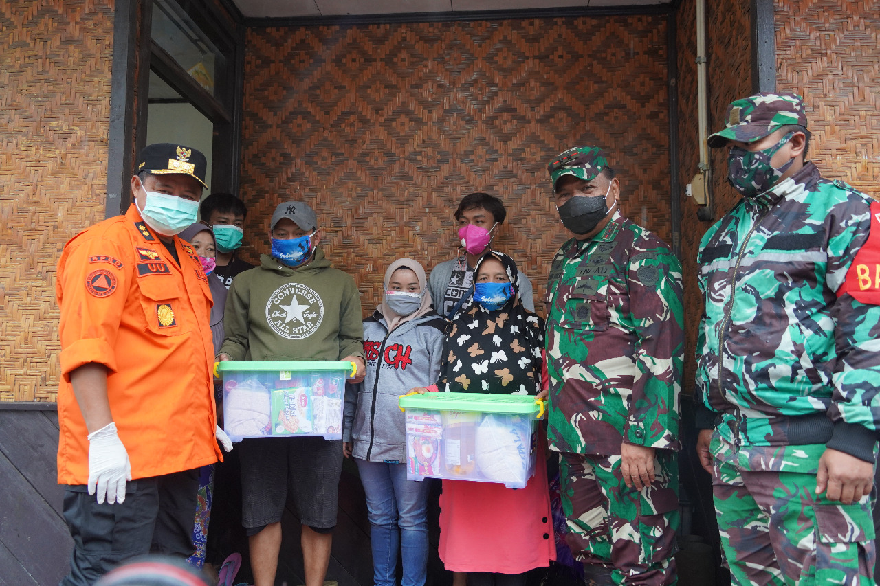 Pangdam III/Slw Besama Wakil Gubernur Jawa Barat Meninjau Lokasi Pengungsian Banjir Bandang Gunung Mas