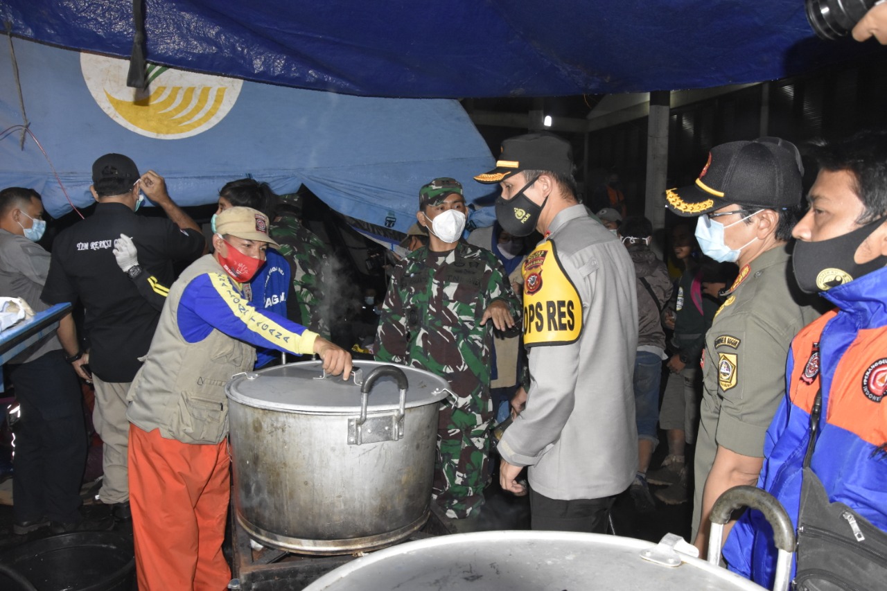 Kapolres Bersama Dandim Lakukan Pengecekan Dapur Umum di Tenda Pengungsian