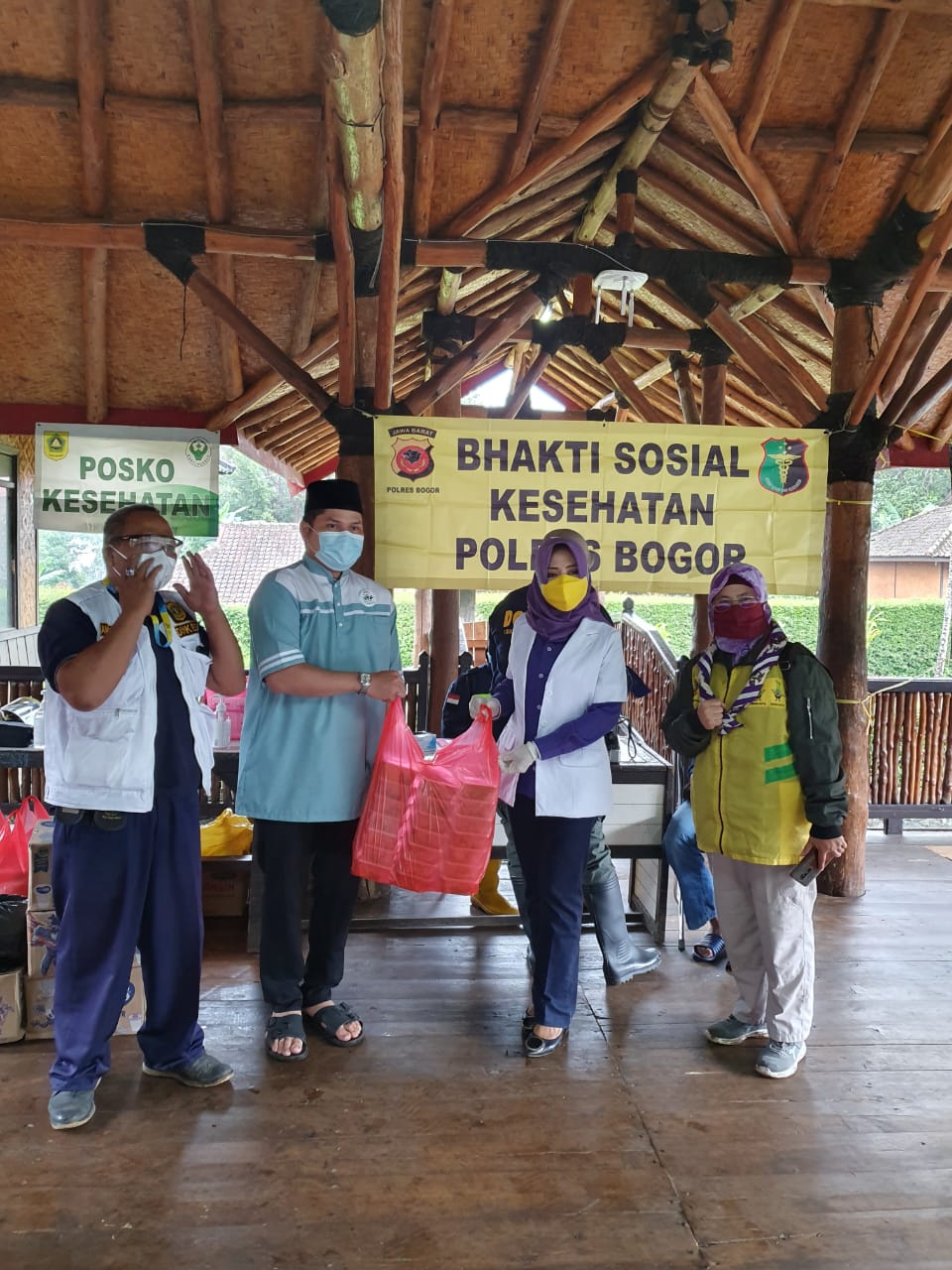 Polres Bogor Berikan Bantuan Pelayanan Kesehatan Kepada Masyarakat Terdampak Banjir di Gunung Mas