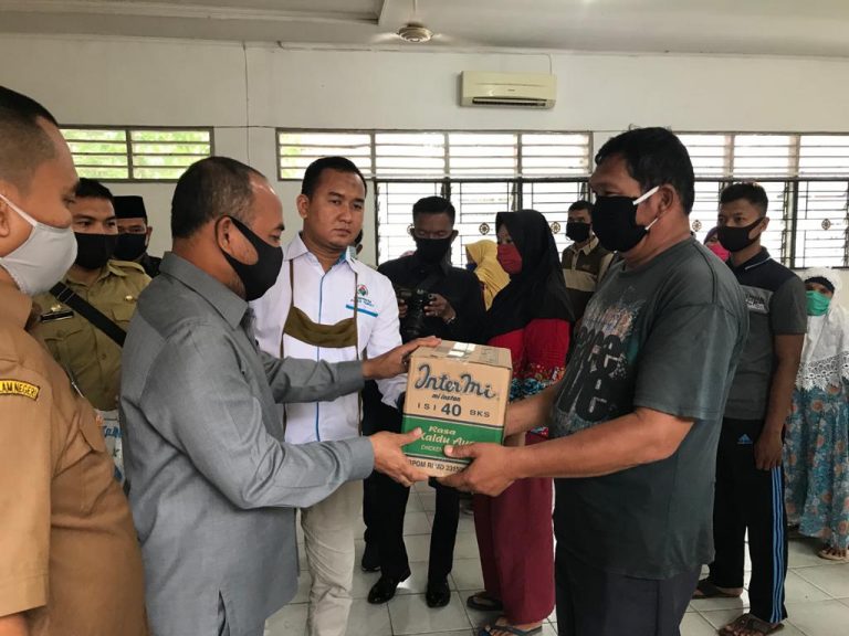 FORKOMDES Labuhanbatu Serahkan Bantuan Masyarakat Miskin