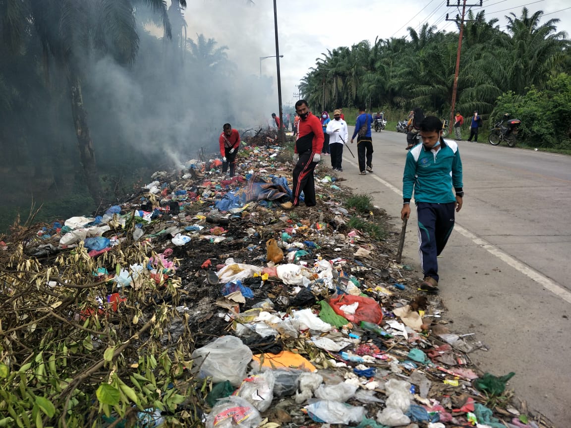 DLH Bersama Perangkat Camat Bilah Barat Lakukan Giat Gotong Royong Bersama