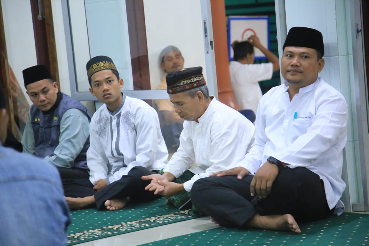 Bupati Andi: ” Banyak manfaat beribadah di Masjid”