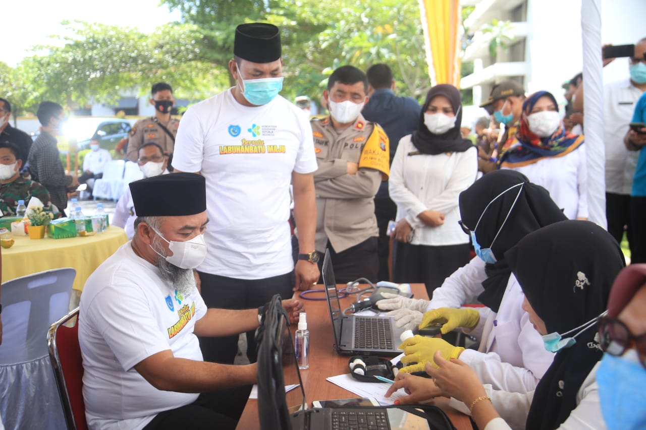 Perdana, Bupati Labuhanbatu Orang Pertama di Vaksin Covid-19