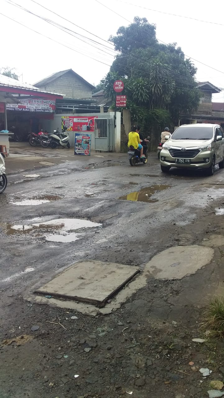 Jalan Berlubang di Kandang Roda, warga Harapkan Pemerintah untuk Segera Memperbaikinya