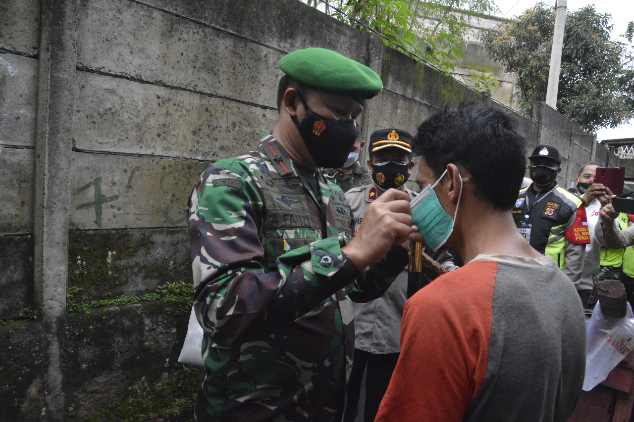 Bersama Satgas Covid-19 Danrem 061/SK Pantau Warga Isolasi Mandiri