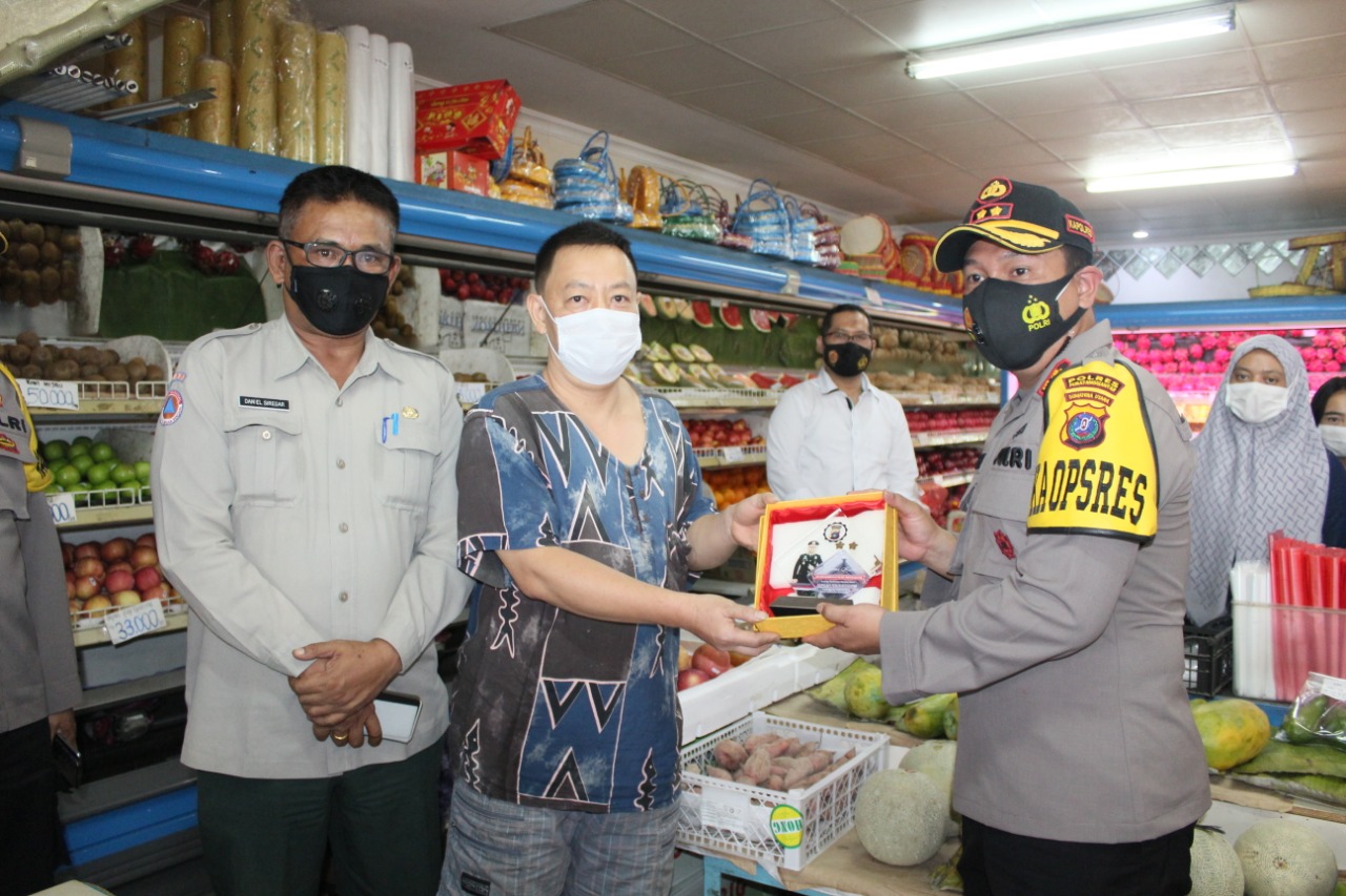 Kapolres Pemantangsiantar Berikan Penghargaan Kepada Karyawan Toko Buah Harum Manis