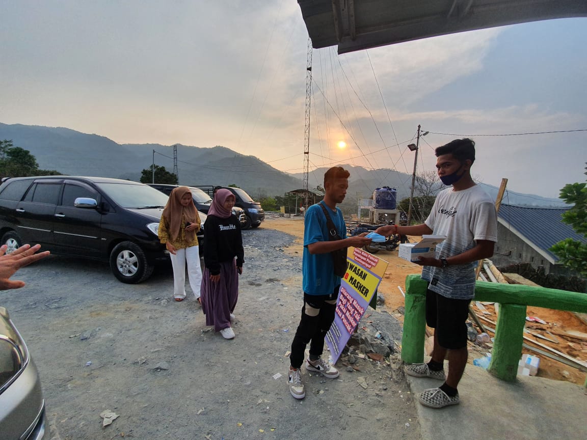 Meskipun Ramai Pengunjung, Gelas Batu Puncak Penatapan Tetap Patuhi Prokes