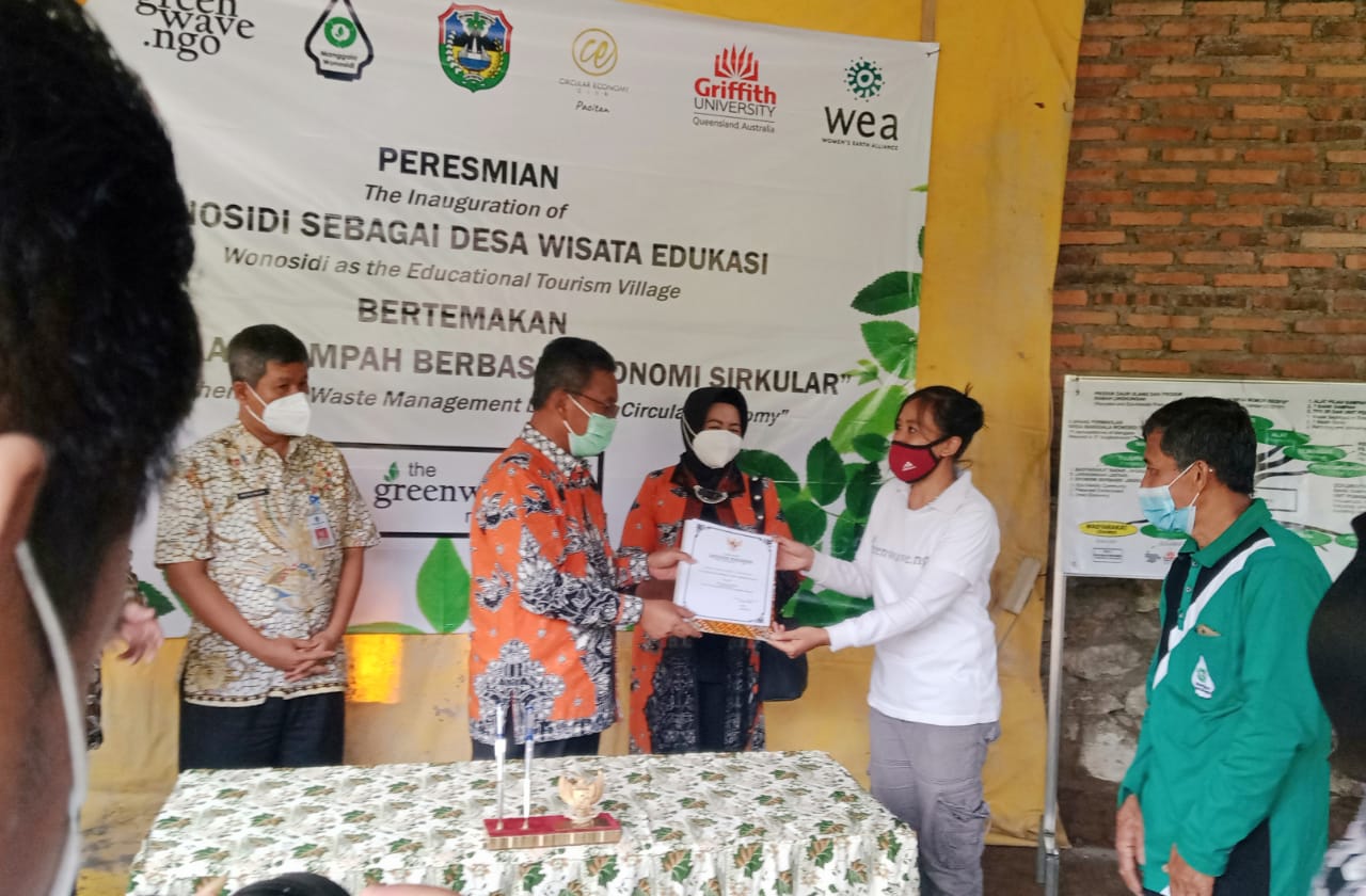 Top ! Desa Wonosidi Pacitan Olah Limbah Plastik Jadi BBM Setara Premium