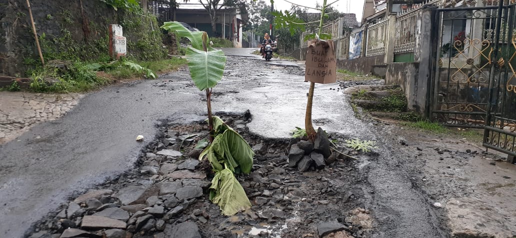 Jalan Rusak di Wilayah Desa Curug Bitung, Warga Harapkan Pemerintah untuk Segera Memperbaiki