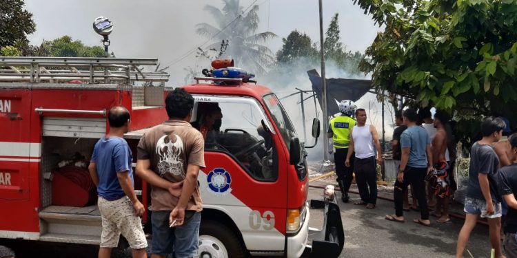 Mobil Pemadam STTC Berhasil Padamkan Rumah Terbakar, di Jalan Kawal Samudra