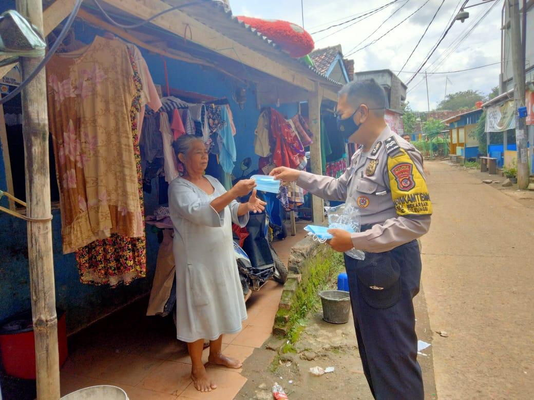 Pembagian Masker Kepada Warga Desa Mekarsari Cileungsi