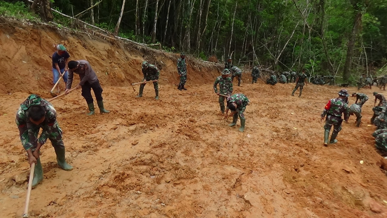 Warga Bersama Personel Satgas TMMD Ke 110 Kodim 0213/Nias Bahu Membahu Kerjakan Sasaran Fisik