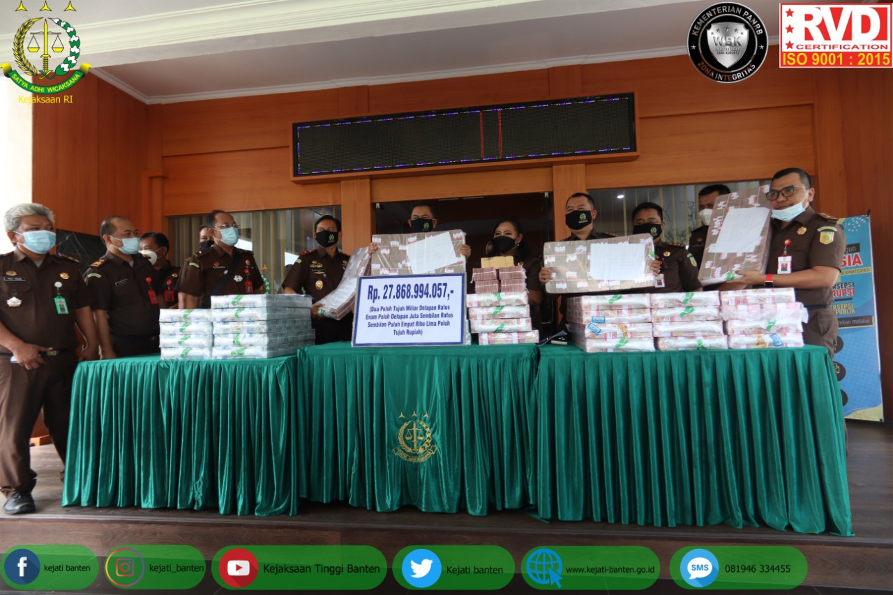 Konferensi Pers Kejati Banten Serahkan Tersangka dan Barang Bukti Dari Penyidik Mabes Polri