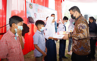 Wali Kota Medan Serahkan 50 Unit Laptop dan Wifi Gratis di Sekolah