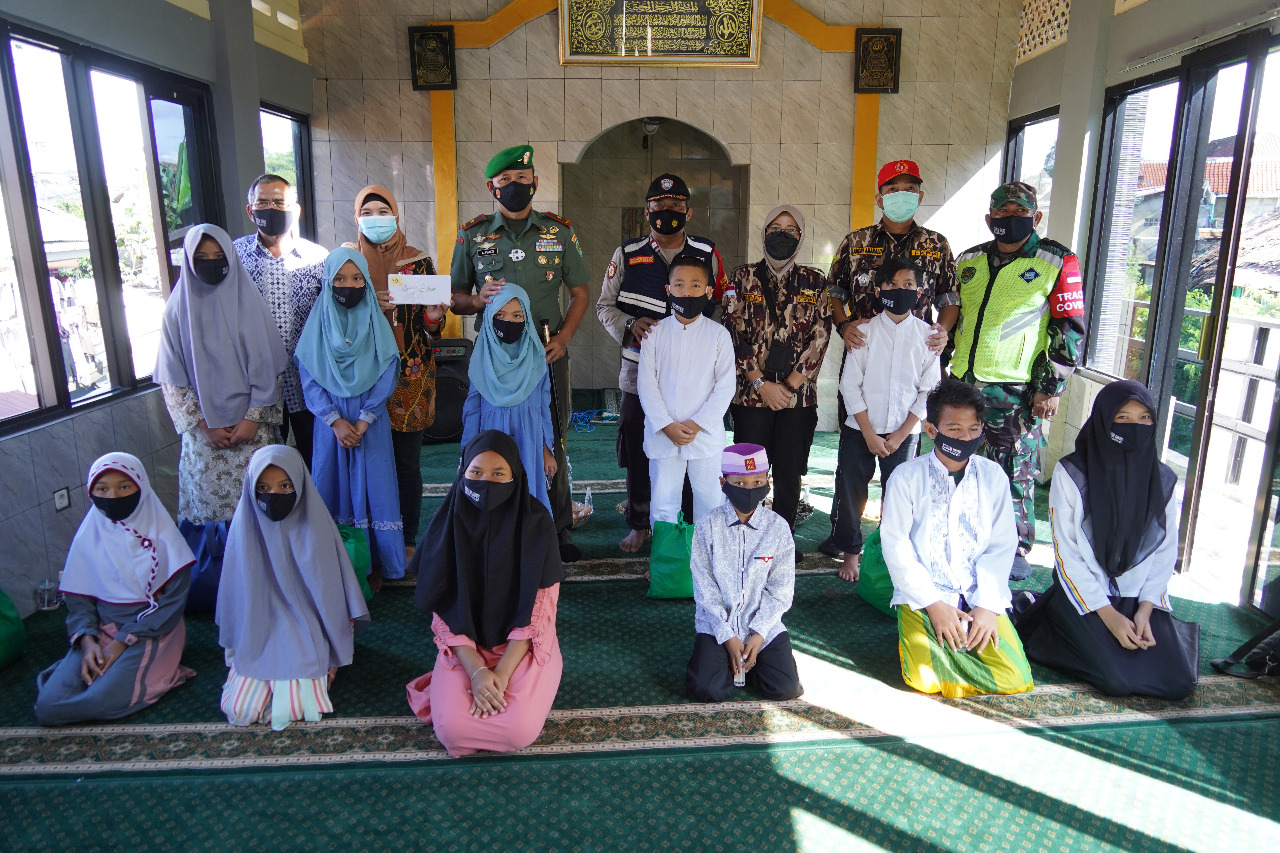 Mentauladani Sikap Rasulullah, Danrem 061/SK Sambangi Anak-anak Yatim Piatu