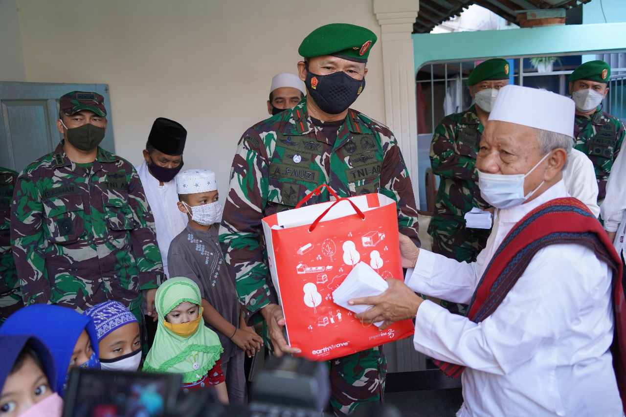 Peringati Isra Mi’raj, Danrem 061/SK Berbagi Kasih dengan para Yatim dan Janda di Yayasan Majelis TaR