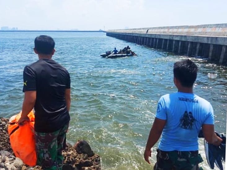 TNI AL Evakuasi Korban Kecelakaan Laut di Perairan Pondok Dayung