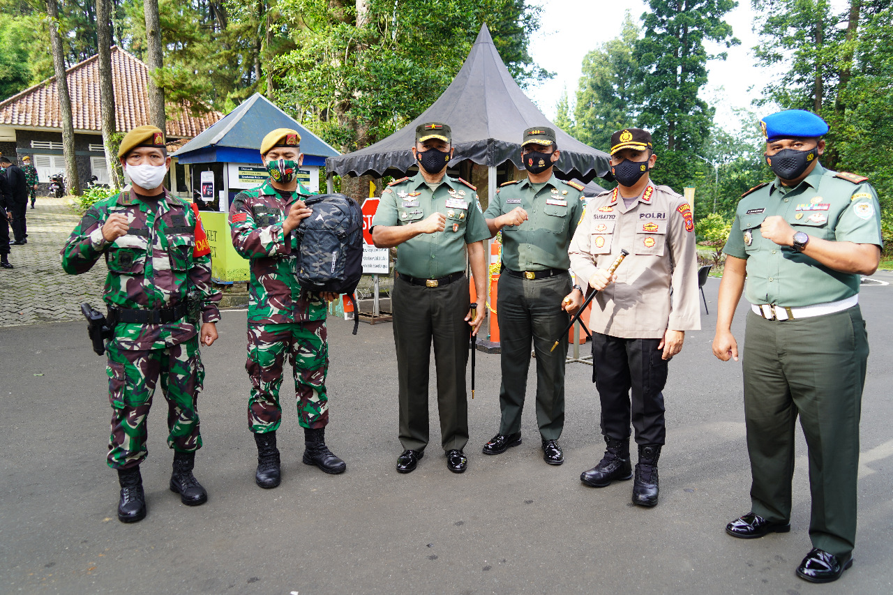 Amankan Warga Pelompat Pagar KRB, Praka M.Rofik Terima Penghargaan dari Brigjen TNI Achmad Fauzi