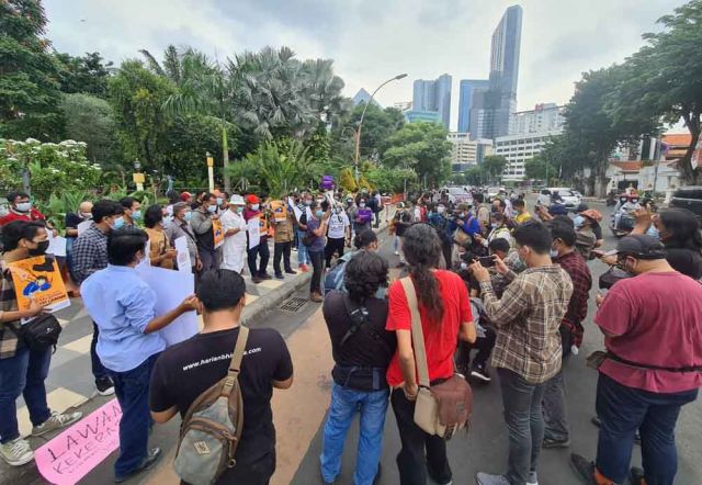 Aksi Solidaritas Puluhan Jurnalis di Surabaya Mengecam Kekerasan Terhadap Wartawan