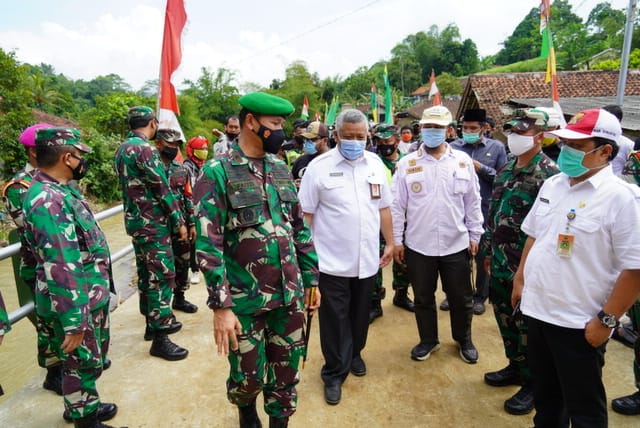 Kebanggaan Warga Saat Danrem 061/SK Menutup TMMD ke 110