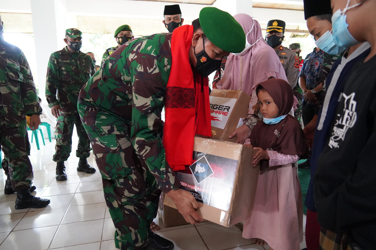 Kepedulian Pimpinan TNI AD Kepada Anak Yatim dan Jompo