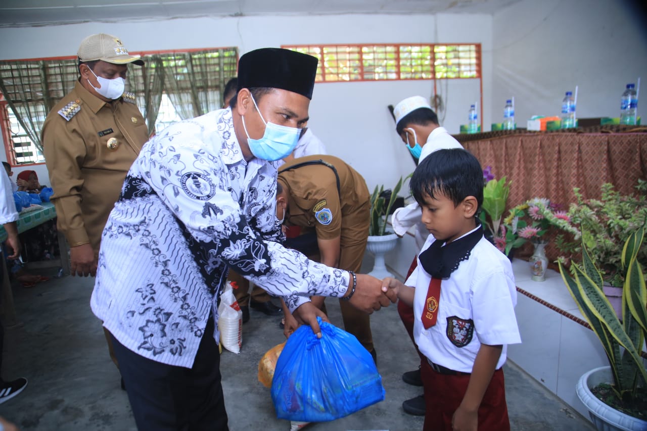 Pj.Bupati Labuhanbatu Serahkan 50 Paket Sembako di SMPN I Rantau Selatan