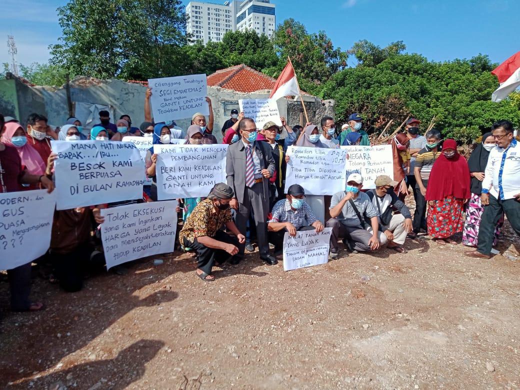 Berharap keluhannya Didengar Presiden Jokowi, Warga Cilenggang tolak Eksekusi dari Pengadilan