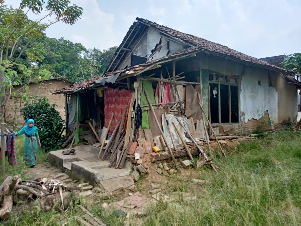 Jatinem warga Pasir Muncang Jayanti hanya bisa meratapi nasib Ketika Rumahnya Yang roboh sampai sekarang belum